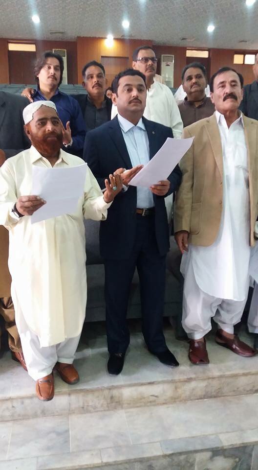buriroGM's tweet photo. Congratulations Mr. Kashif Shoro &amp; other elected representatives of MC Qasimabad Hyderabad taking Oath #lbpolls2015 https://t.co/NWQLdUOshu