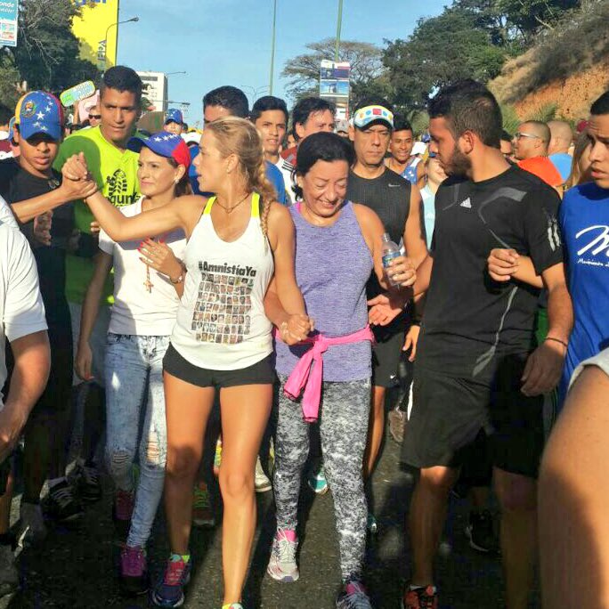 liliantintori's tweet photo. Completamos la carrera con nuestros 76 presos políticos en el pecho y la #DivinaPastora en el corazón! https://t.co/EQySXn1ed5