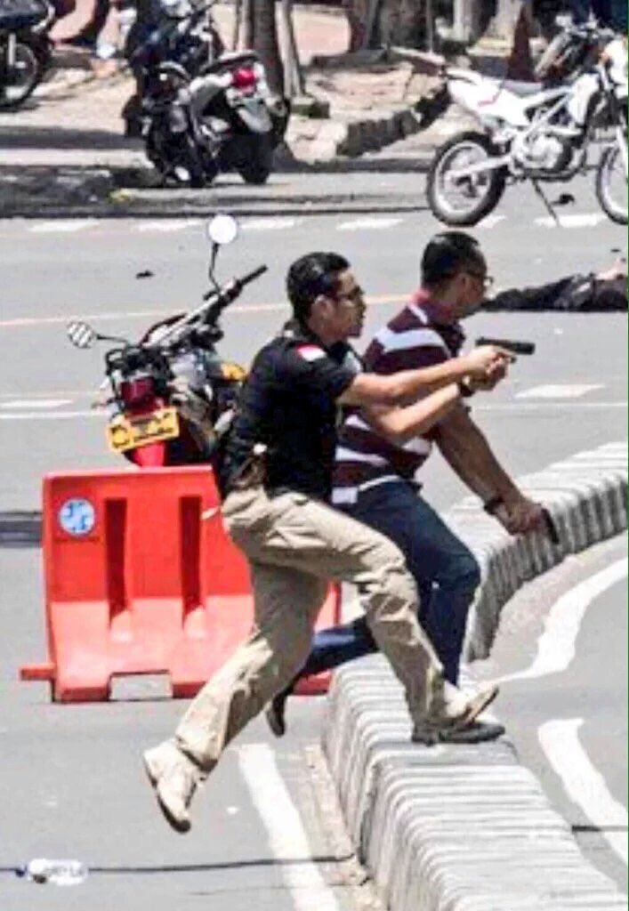 touchemagz's tweet photo. Salah satu polisi yg hari ini menangani para teroris yg ganteng bgt ternyata. Kabar nya namanya Rino Soedarjo https://t.co/W6nJbUGjYf