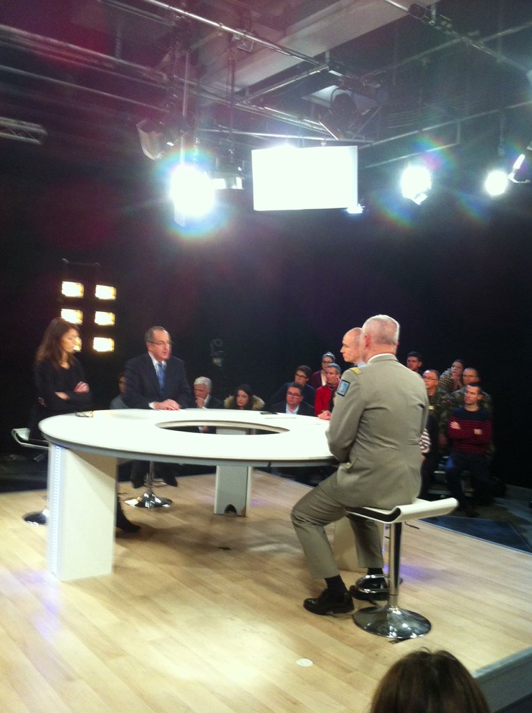 Gouv_mili_Lyon's tweet photo. #endirect de #TLMLyon le #GML de Lyon sur le plateau de l émission la menace terroriste islamiste https://t.co/PKOLCtX28T