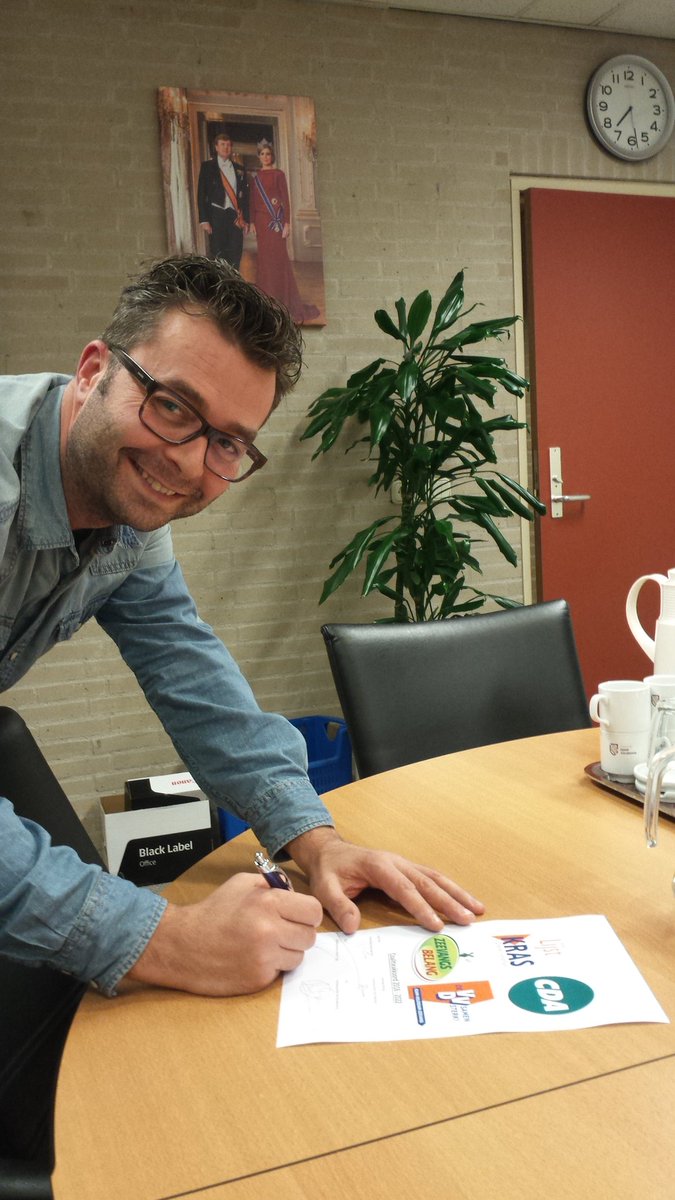 Namens het CDA Edam-Volendam zojuist het coalitie-akkoord tussen LK-CDA-ZB-VVD ondertekend.