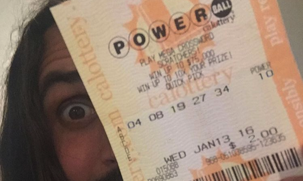 Complex's tweet photo. Erik Bragg trolled the world into thinking he won the $1.5 BILLION Powerball jackpot.

😂 https://t.co/Es7DlHhDIo 😂 https://t.co/DfJJ80W57b