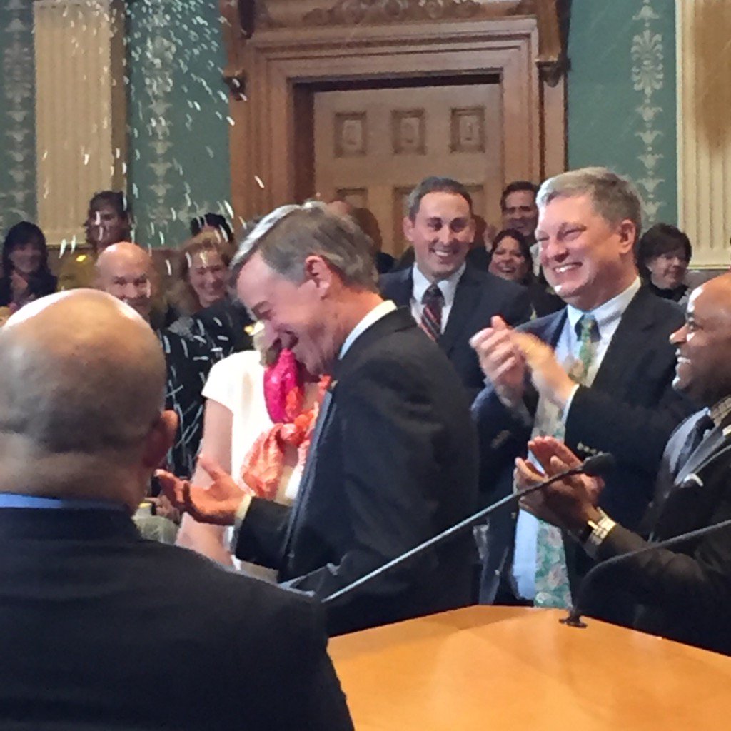 VicVela1's tweet image. Lawmakers throw rice at .@hickforco and fiancé in honor of their upcoming marriage. #coleg