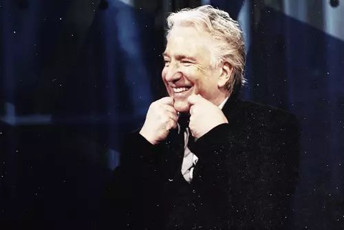 Rosewtty's tweet image. Su sonrisa hizo feliz a todos. Él hizo feliz a todos. Estoy tan agradecida por un ángel como él. #RIPAlanRickman ⚡