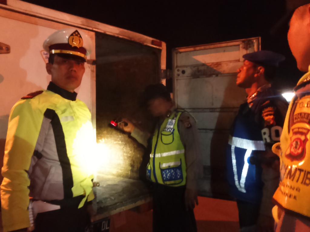 EeElshinta's tweet photo. @RTMC_PoldaJabar gabungan polsek rayon 1 timur polres bandung gelar rajia di ruas jln akses menuju tol cilenyi https://t.co/6FTwmhSHck