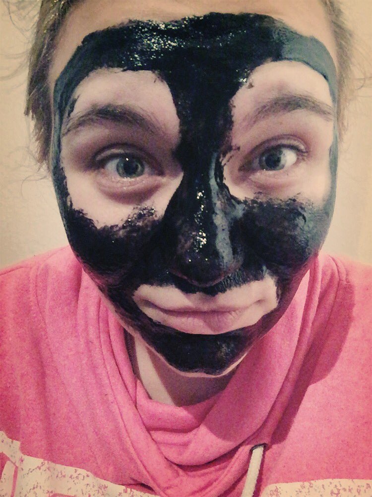 jenniyho's tweet photo. Weil man sonst nichts zu tun hat 😂😂😂 #blackhaedkillerMaske soll ja helfen 😂😂 https://t.co/njqxUCMfCl