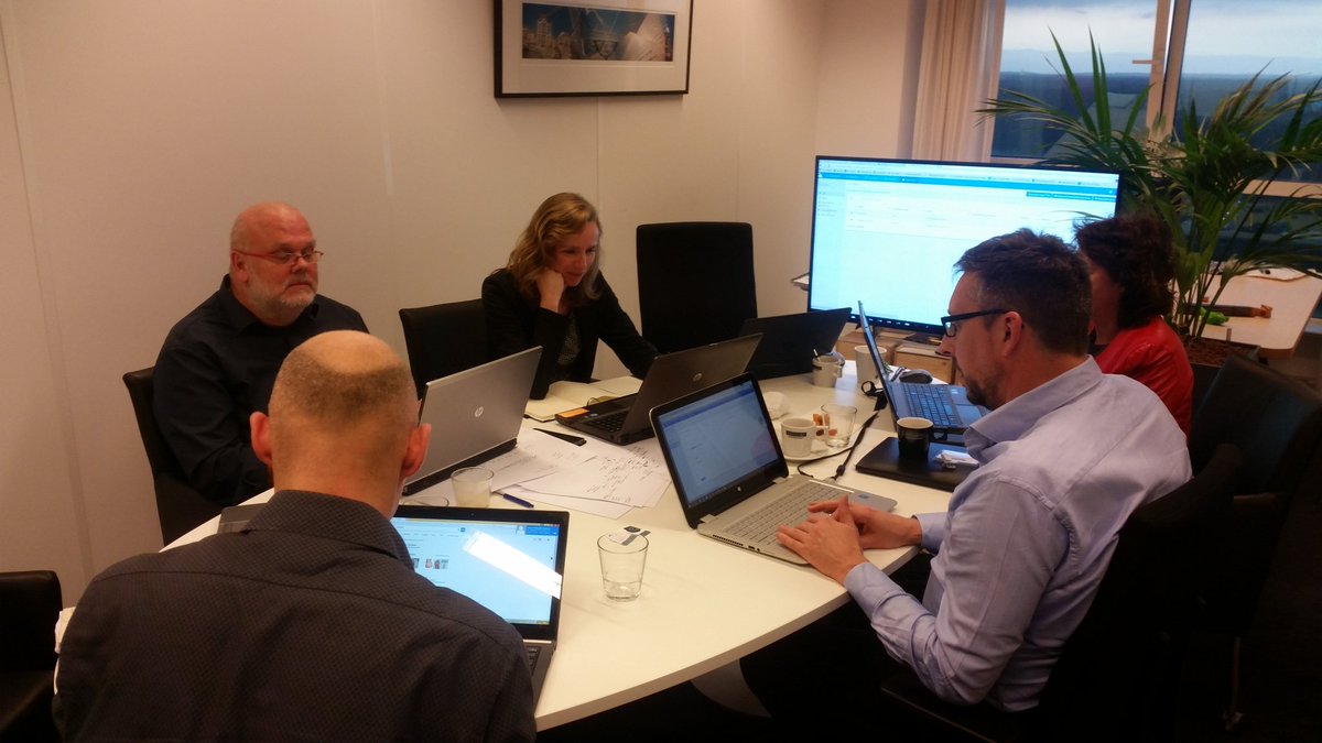 FWalgering's tweet image. Team @BrightAlleyKL aan het ontwikkelen in @curatr #MOOC #SPOC