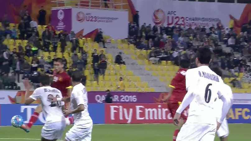 theafcdotcom's tweet photo. 86' GOAL Vietnam! Duy Manh with a superb volley off a corner! It's 3-1 now #AFCU23 #RoadToRio https://t.co/0kIZqzdPOt