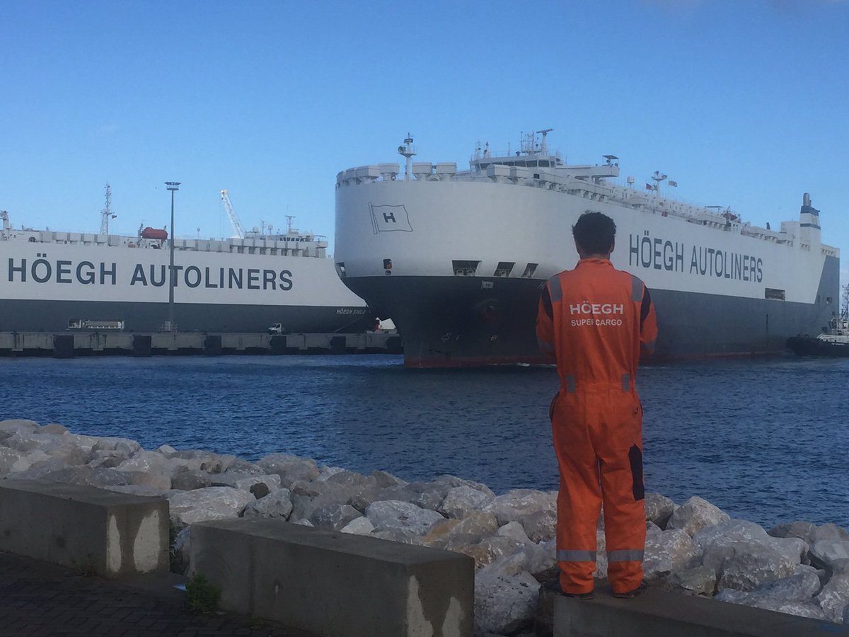 HoeghAutoliners's tweet photo. Our #PortCaptain overlooking #HoeghSingapore and #HoeghTrooper as they meet in #Tangier #Morocco. https://t.co/rcMWLbf9Nx