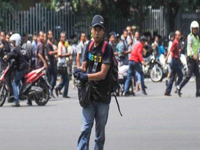 ISIS Menyatakan Bertanggung Jawab Atas Serangan Bom Jakarta #RTV.CO.ID #NEWS dlvr.it/DGsjSj