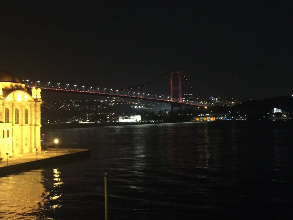 Soğuk, hüzünlü, yorgun ama gururlu bir istanbul akşamı..