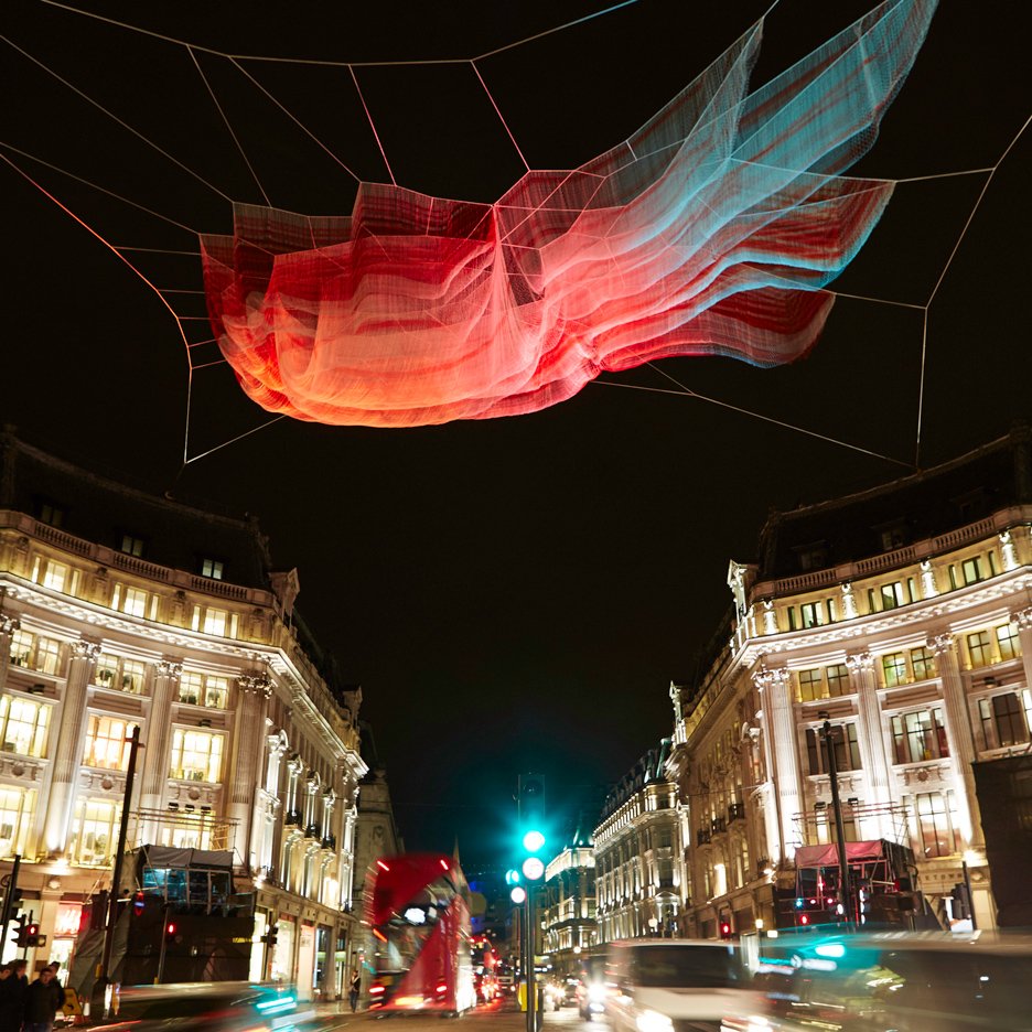 dezeen's tweet photo. Janet Echelman's illuminated 1.8 installation billows above London's Oxford Circus: https://t.co/uMASrOiWtP #design https://t.co/fON8GyGQ2w