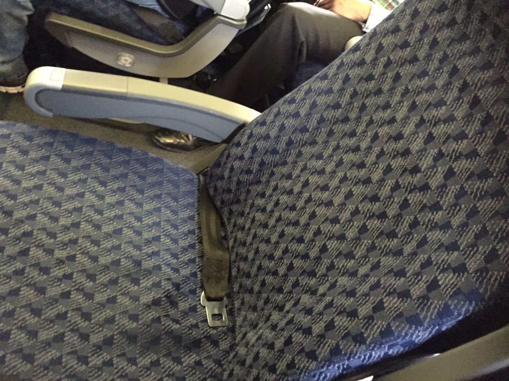 Jimshow's tweet photo. The best thing about being stuck on a broken plane? Seats start to empty around you! https://t.co/KHNuUNfoPB