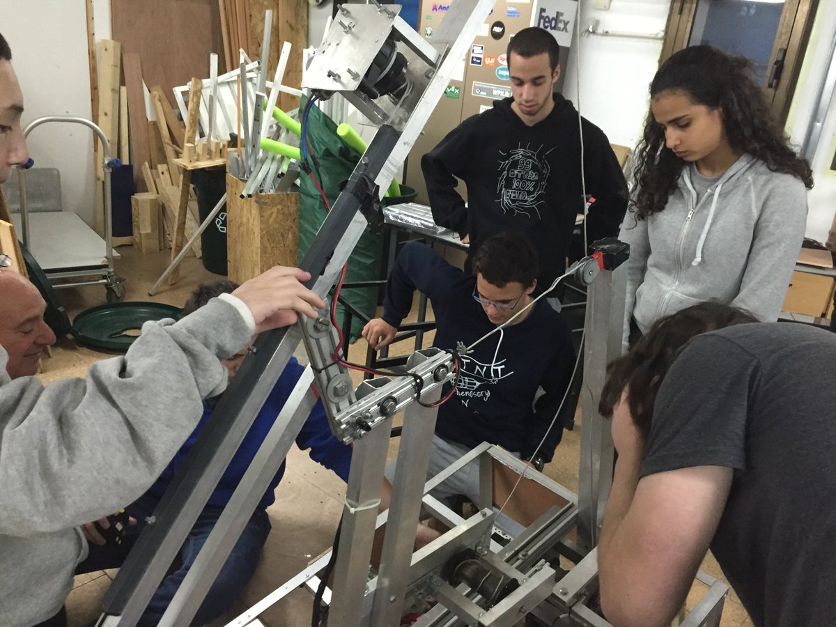 Demacia5635's tweet photo. Ending our first week our strategies ! #demacia5635 #frc #first #firststronghold #2k16 #firstisrael https://t.co/qOw7sfFi1d