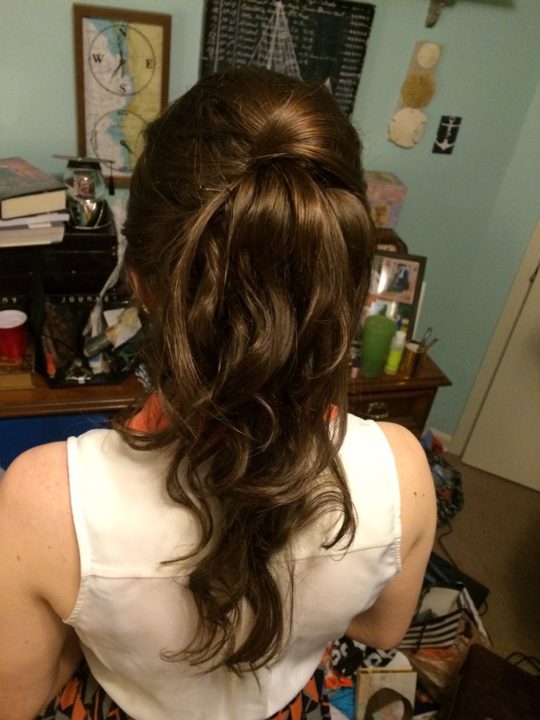 caboosecurls's tweet photo. 60s hair for a murder mystery party #idohair #cosmetology #decades #curls #bump #teaaing https://t.co/cXmwiMlJlk