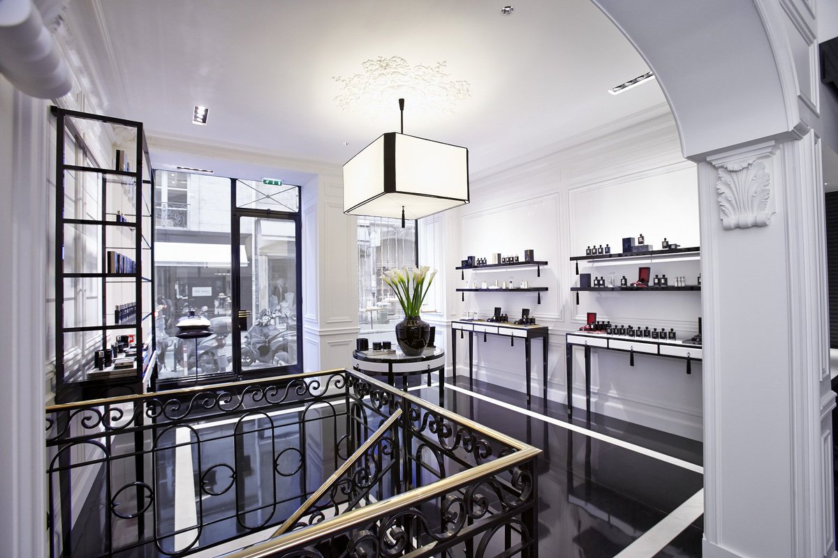 Installation de GYROLINE CEL 4 SPOTS NOIR LED pour la superbe boutique Parisienne <a href="/Bykilian/">BY KiliaN</a> soka.com/catalog/produc…