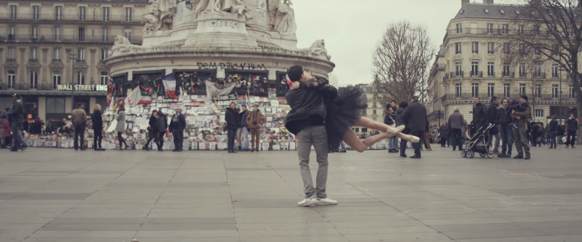 Cronic0rn's tweet photo. @Paris is kissing #VIDEO de #Paris où l'#amour et la #danse sont les maitres mots https://t.co/PrXmbPN082 @_dotmove https://t.co/9W6VLfa32Q