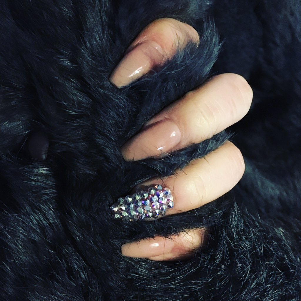 QueenSomers's tweet photo. @NSIUK @GLRichmond @ScratchMagazine #swarovski #nude #acrylinails #coffinnails #birthdaynails #ontrend @QueenSomers https://t.co/V3miKT857h