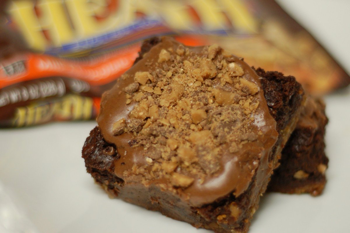 Graham Cracker Crusted Toffee #Brownies #Ontheblog! wp.me/p5GUtH-h4 <a href="/HoneyMaidSnacks/">Honey Maid</a> <a href="/HersheyCompany/">The Hershey Company</a> #food