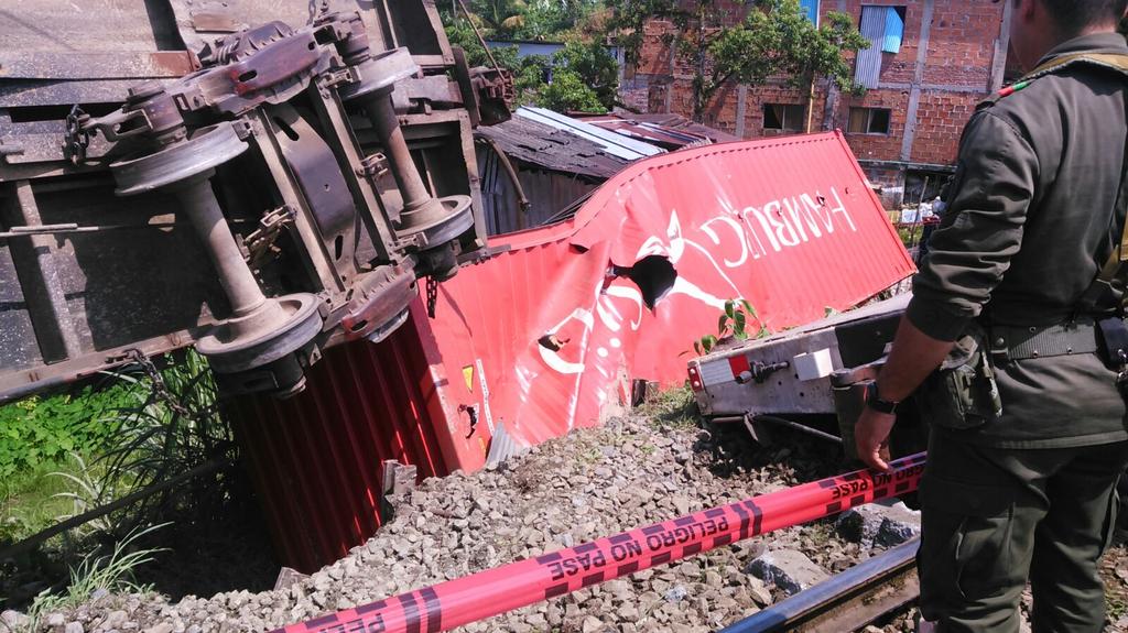 ingridjtovar's tweet photo. Descarrilamiento de tren en Buenaventura, afectó al menos 6 viviendas. Llegan ambulancias y organismos de socorro. https://t.co/PnpAxmj0r8