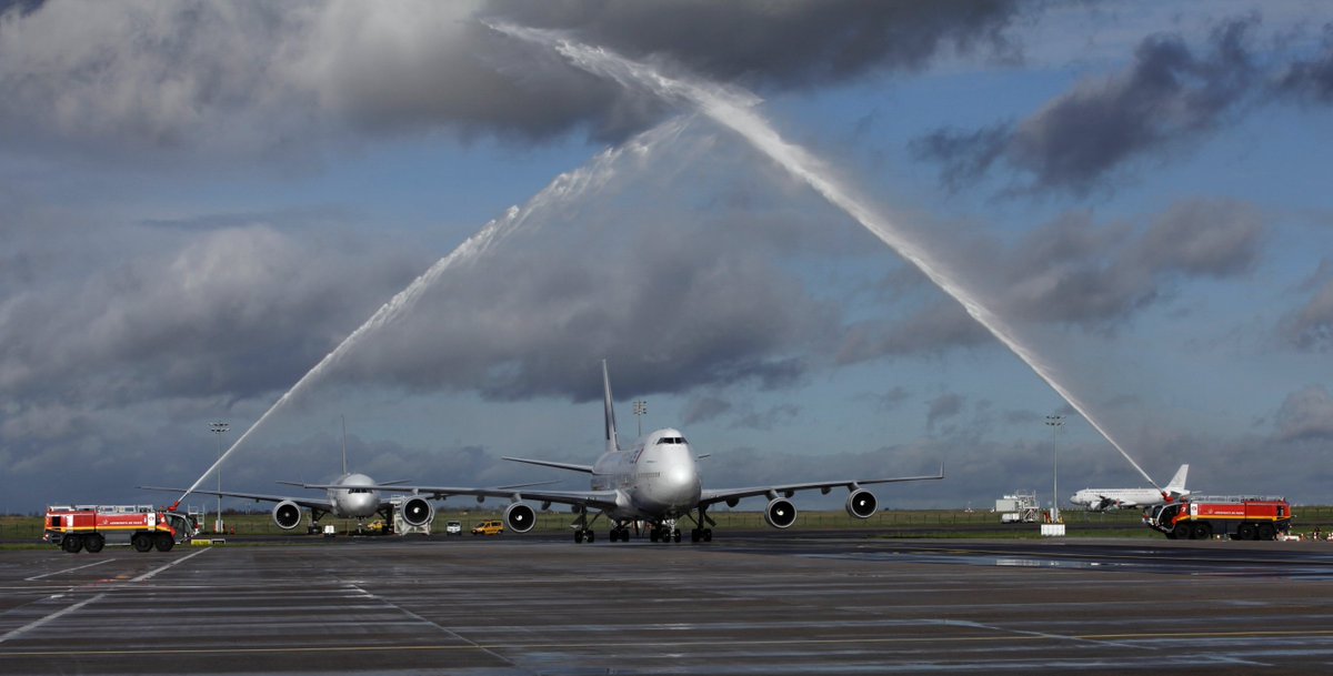 AirFranceFR's tweet photo. Water Salute ! #AF747 #Boeing #AirFrance https://t.co/LoGZ7AKTNa