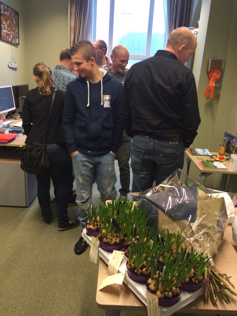 andrehoogendijk's tweet photo. Invasie KAVB Jong! in werkkamer @lutzjacobi Bloembollen zijn verspreid door de Tweede Kamer! https://t.co/Ym7oKYGjsz