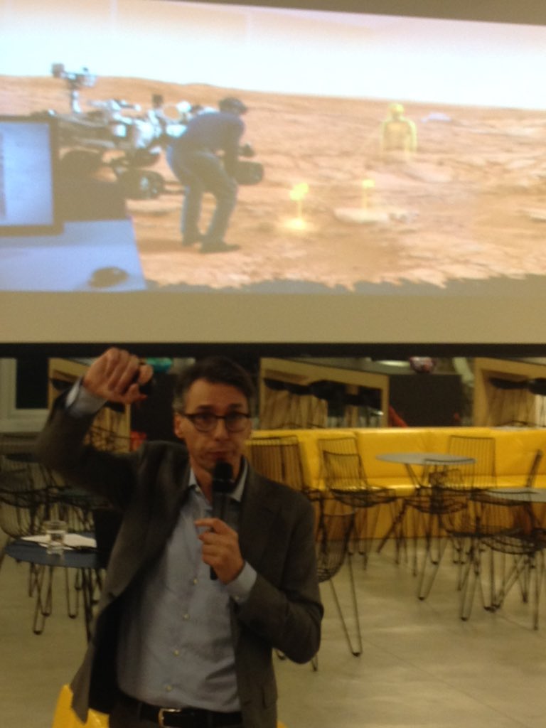 WATcompany's tweet photo. Innovatiemanager Microsoft geeft kijkje in toekomst op borrel @Innervate. WoW! https://t.co/5OyVDHVoXE