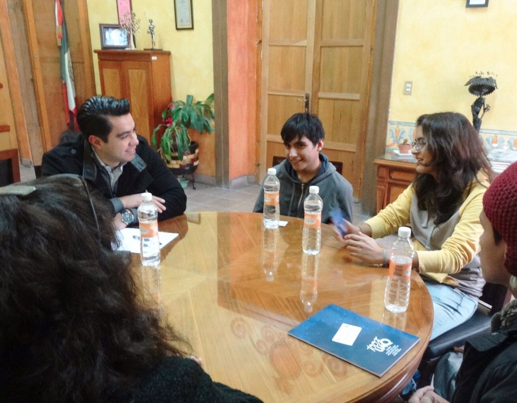FeliFerMacias's tweet photo. #OrgulloQueretano me reuní con estudiantes de #PrepaNorte,representarán a México en Rumanía en concurso de robótica! https://t.co/rCpjJOrsNb