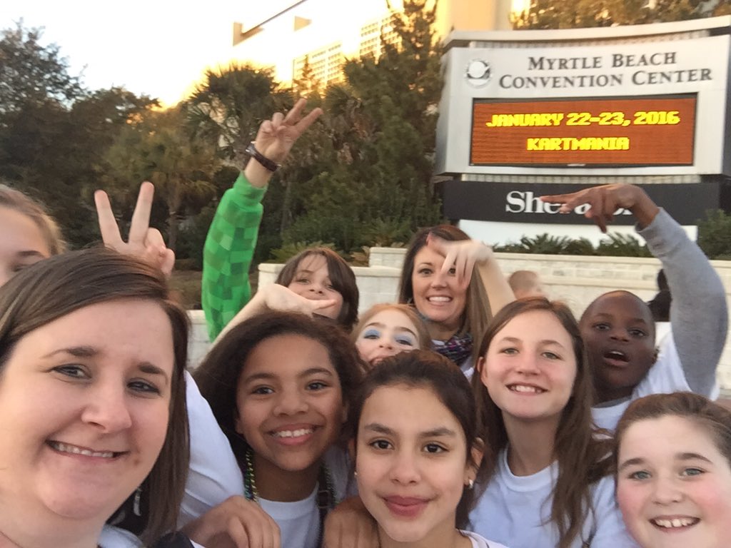 BrandiB6873's tweet photo. Scranton Elementary rockin the Beta convention! #betacon16 https://t.co/VSU8xsmemU