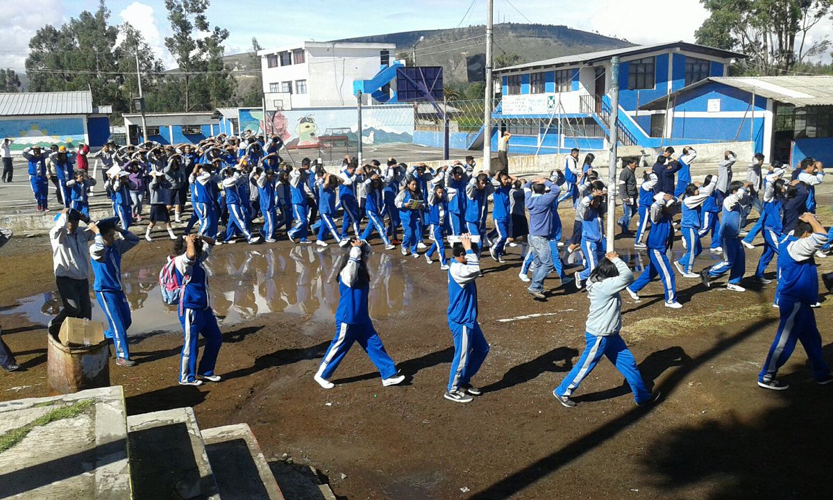 EducacionZ2_Ec's tweet photo. Valoración del simulacro de las I.E. del #Distrito17D10 junto a @BomberosEcuador #ViveLasOportunidades https://t.co/QH8aWQqwAD