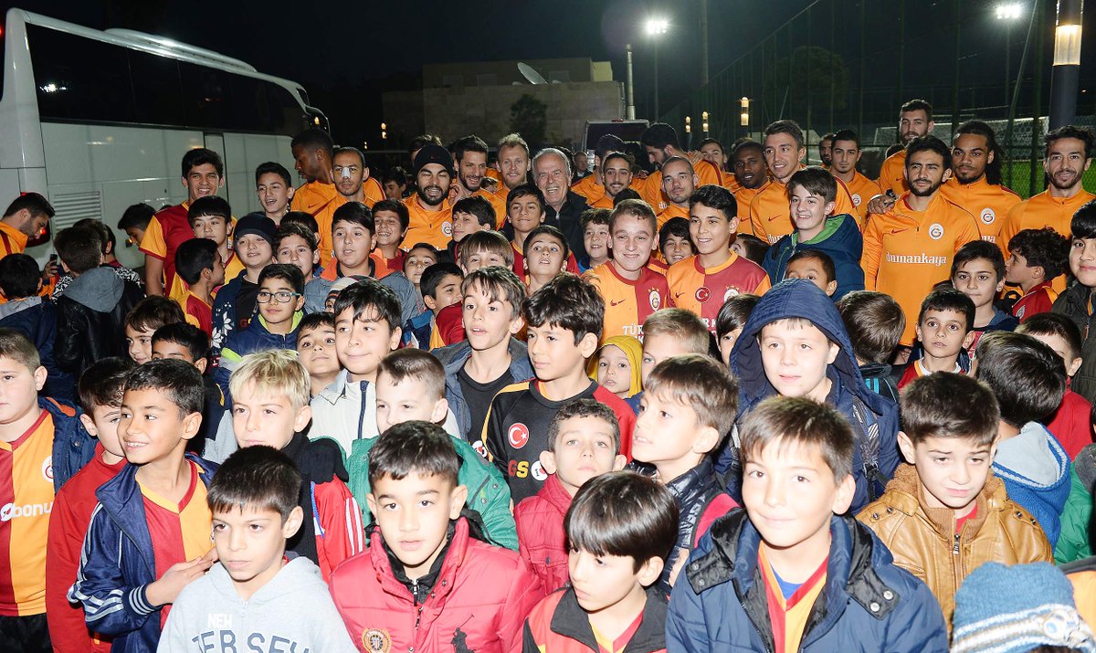 GalatasaraySK's tweet photo. Serik Galatasaray Futbol Okulu öğrencileri, teknik direktörümüz Mustafa Denizli ve oyuncularımızla fotoğraf çektirdi https://t.co/KYkm7LYyRe
