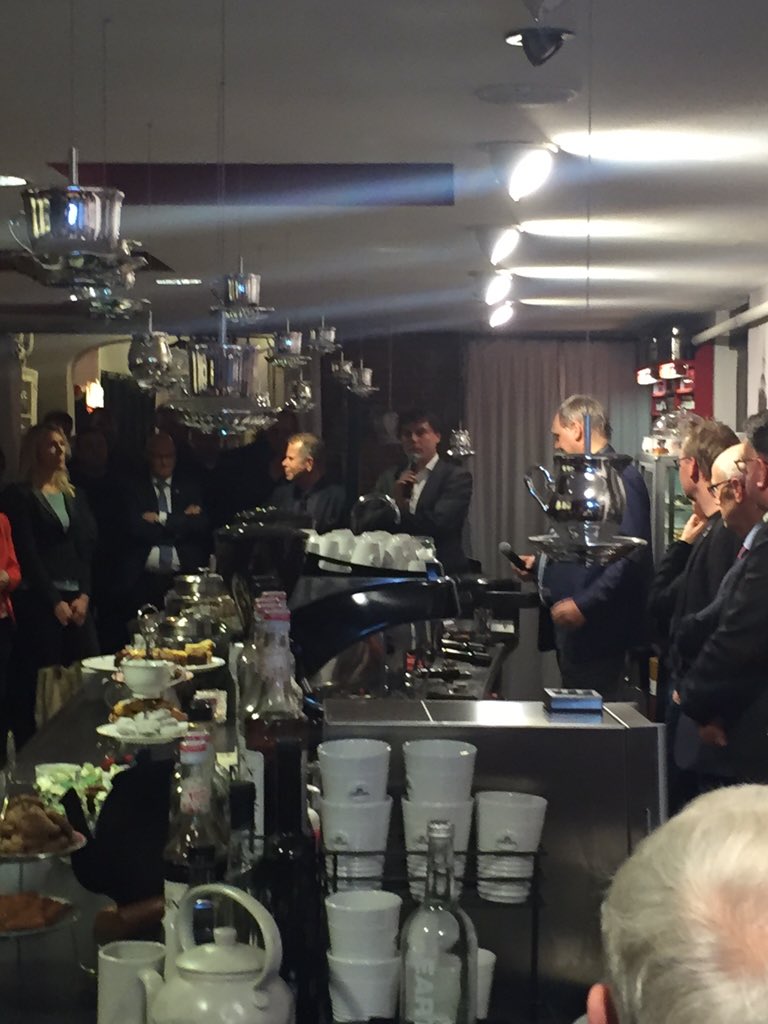 Politiek café <a href="/VOCKampen/">VOCKampen</a> in het <a href="/dolfijnenhuis/">SNOEP & KADO</a> thema wat verwacht de ondernemer van de politiek. Debat komt op gang.