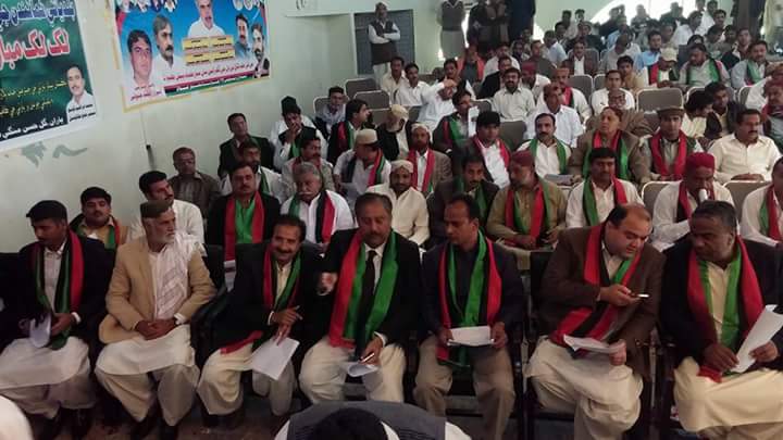 ShaikhShahjahan's tweet photo. Chacha Sain with elected members of #LBPolls2015 in oath Taking ceremony #Larkano https://t.co/wRjVpG5sOy