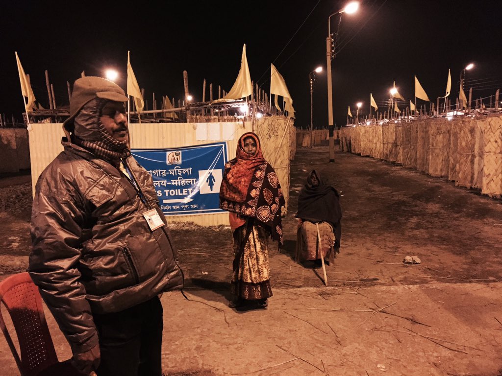 Night 12.33 am .. clean volunteers in attention ..! - Mela with a message