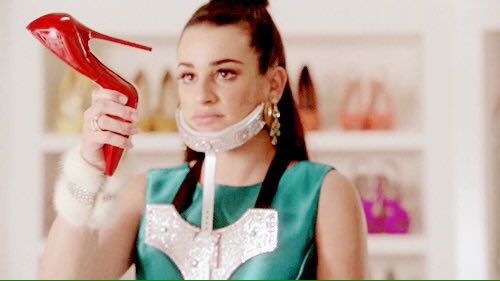 RedDevilOficial's tweet photo. #ScreamQueens 😈👠👀 https://t.co/8szgr3ponF