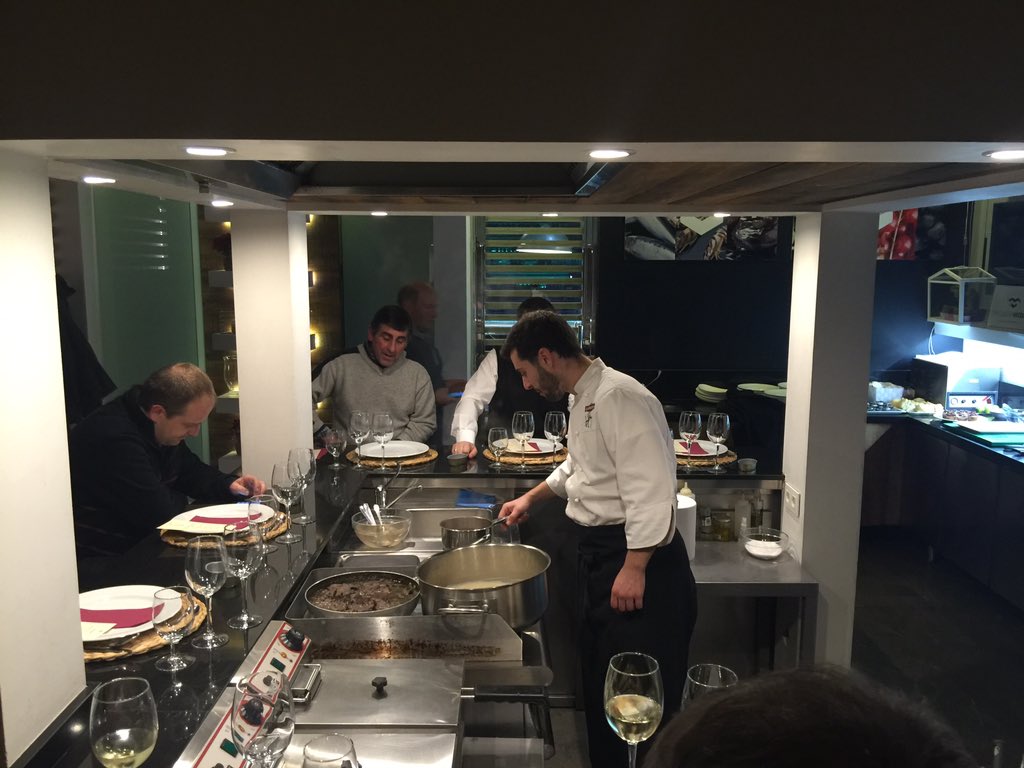 agenciabumm's tweet image. Los amigos ganaderos de Kaiku disfrutando en @MercVictoria con @LASALMORETECA. Cicerone @EnriqueMerinoP.