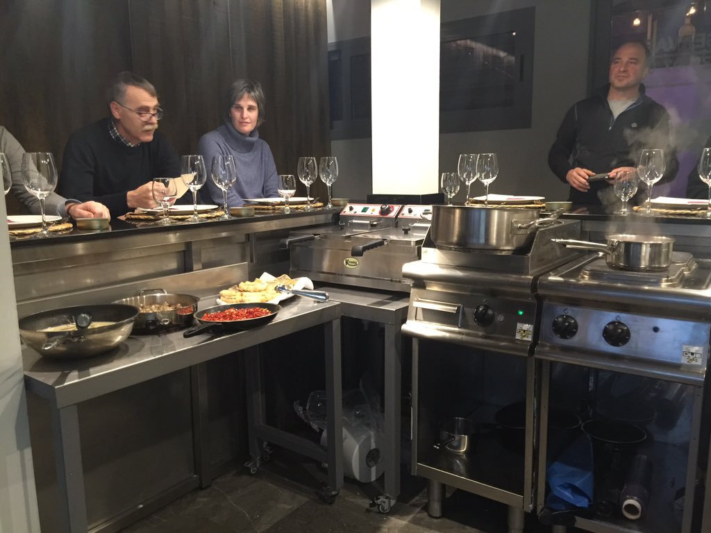 agenciabumm's tweet image. Los amigos ganaderos de Kaiku disfrutando en @MercVictoria con @LASALMORETECA. Cicerone @EnriqueMerinoP.