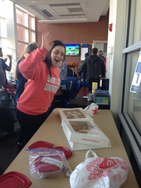 MiniMeg555's tweet image. @CSASLU commuters getting cookies!