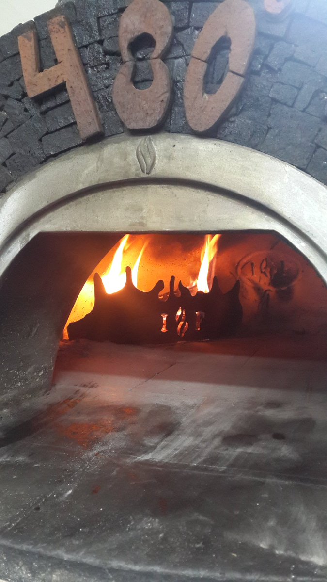 Para éste frío, una deliciosa pizza al horno de leña. Hoy es 2x1, aprovecha nuestra promoción