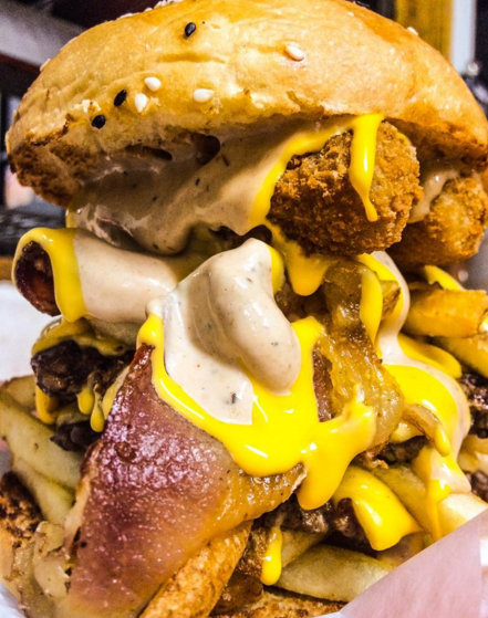 OinkHouse's tweet photo. ¿Cómo la quieres? ¿#Doble o #Triple? #CheesyBoom #CerdeoTime #Oinksada #Chanchada #Llega https://t.co/k6U5DqArxf