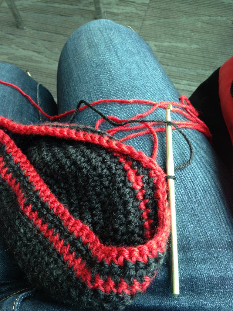 MeganAlanaCC's tweet photo. #workingwhilewaiting #bobblebeardforbo #whatfriendsarefor #yarnaddict @LionBrandYarn #Heartland #handmadeisbetter https://t.co/7sd2nDSUVU