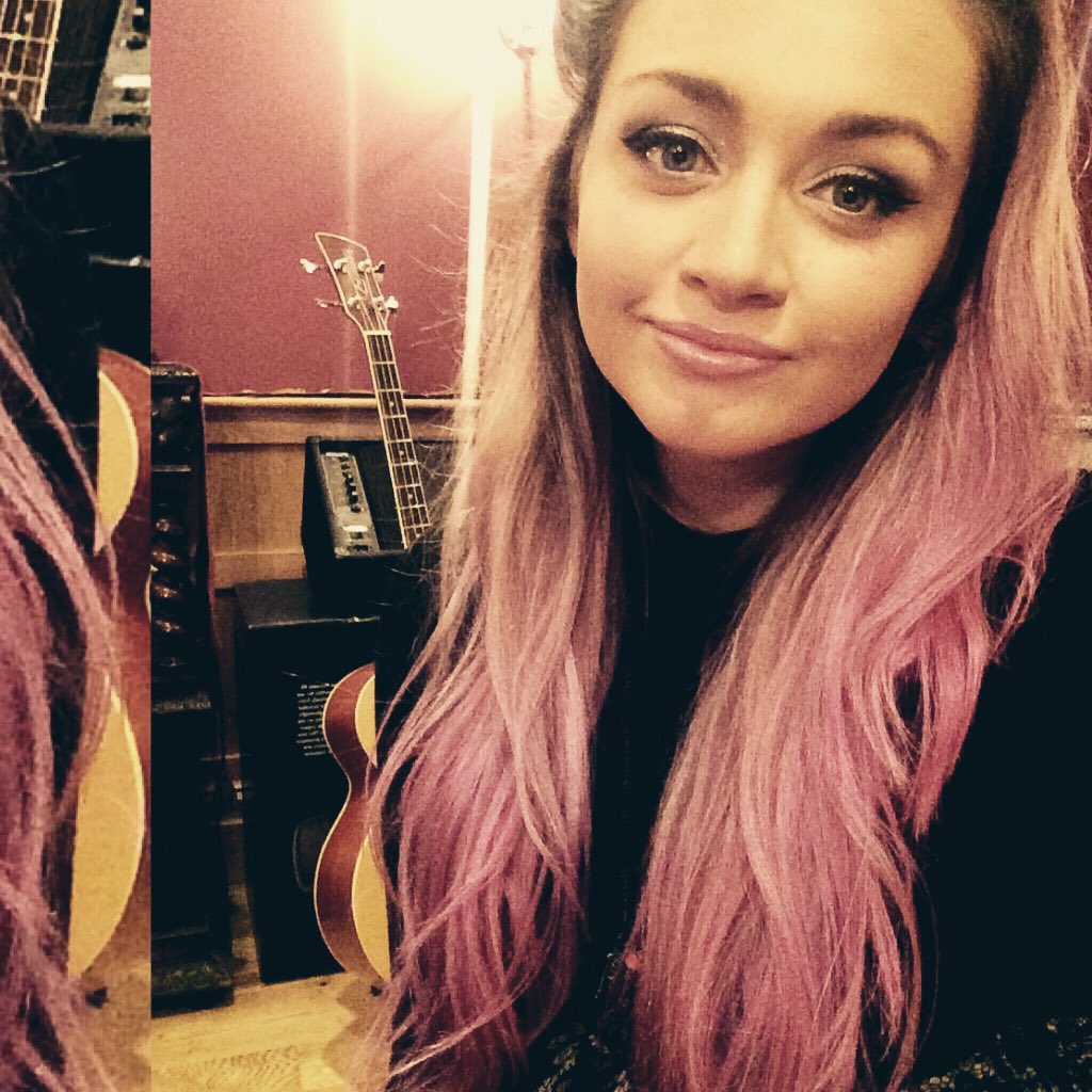 BronnieMusic's tweet photo. Yo I'm Bronnie and here's a selfie 🤘🏼💋 https://t.co/MNMgNdwpGO