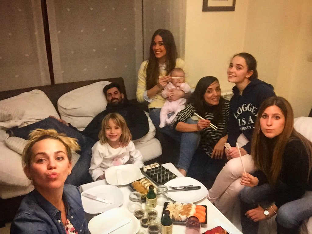 AlejandraGh15's tweet photo. La familia sushi 🍣🍱🖖🏽 https://t.co/VpEFgfDUjA