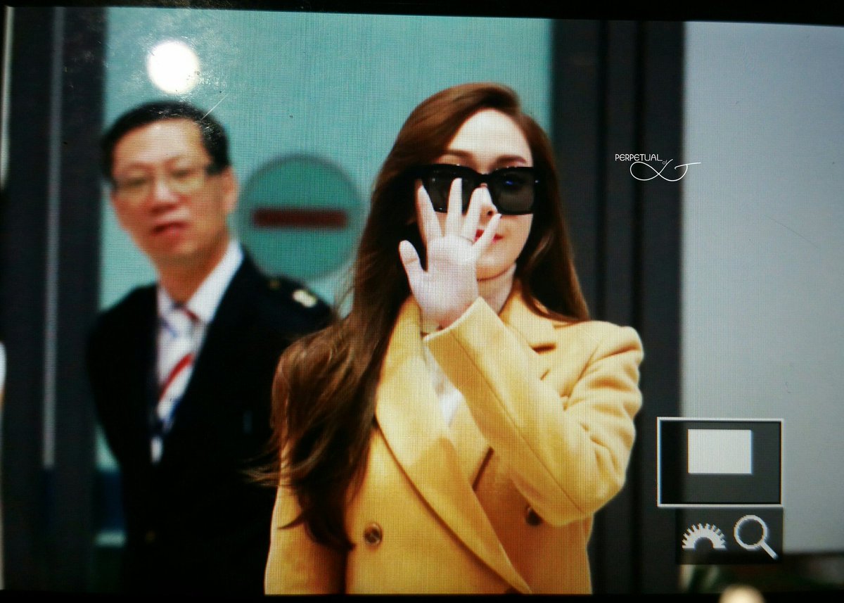[PIC][15-01-2016]Jessica trở về Hàn Quốc vào sáng nay CYtfDAkUEAA61tK