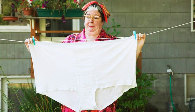 abuela en calzon