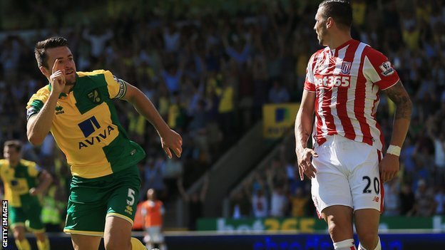 9yrspodcast's tweet image. Norwich away to Stoke last night, and Norwich at home to Stoke in August. Logic behind kit change? #headexplodes