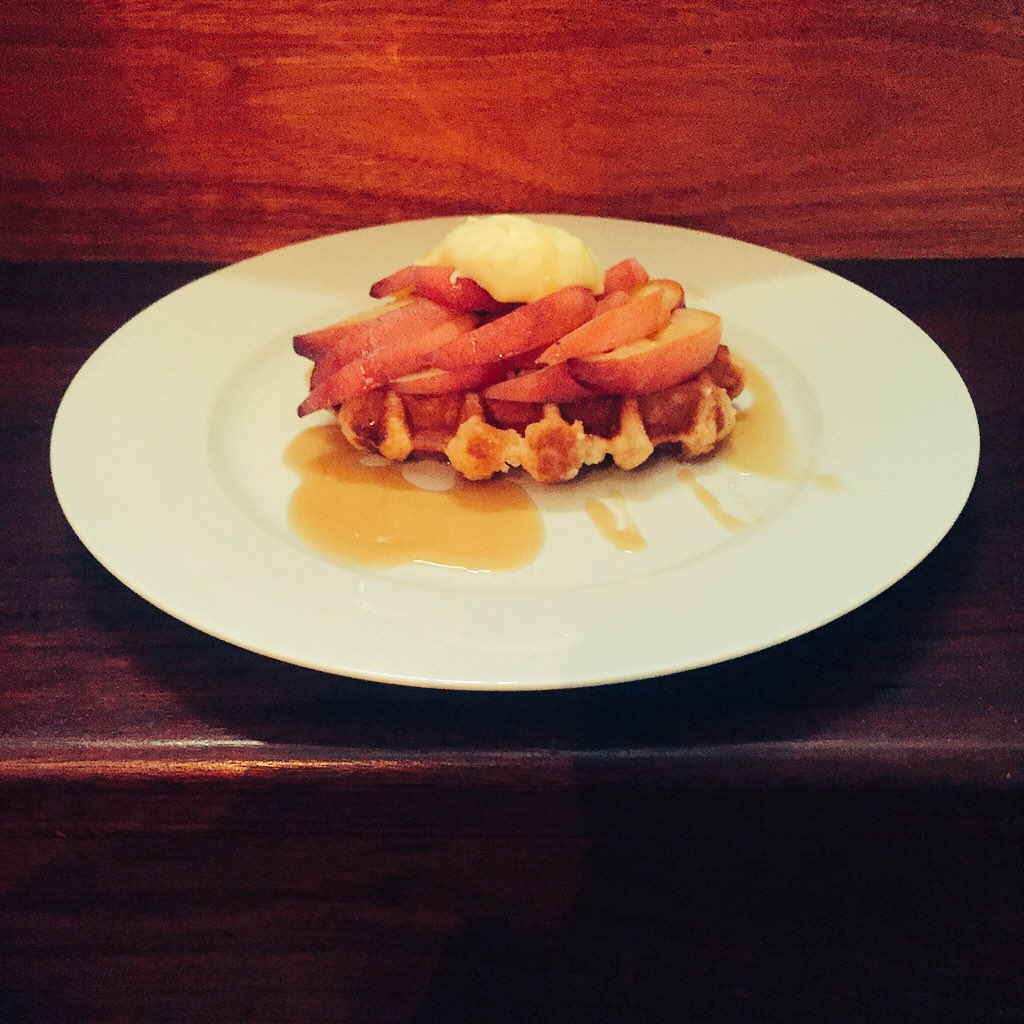 stephaniep08's tweet photo. The best of the season - white peaches with waffles, maple syrup &amp; sweetened cream cheese #breakfast #peachesncheese https://t.co/NHN0EZleHy