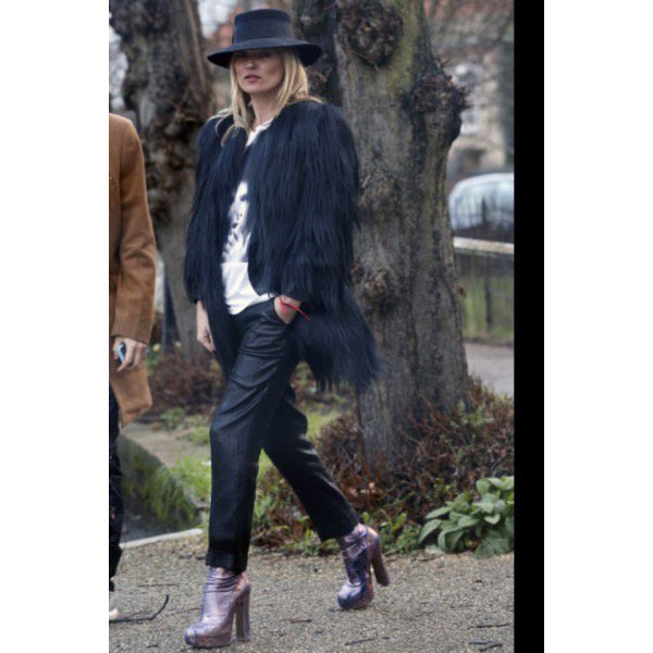 looxapp's tweet photo. #love #katemoss in this #davidbowie #shirt and #fab #heels #celebritystyle #ootd #fashionista #loox_app https://t.co/rHKUPsMhhG