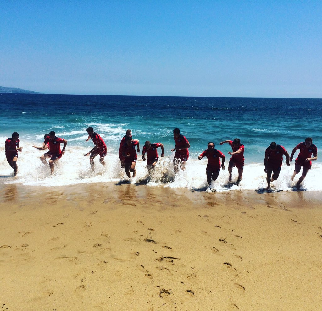 RugbyCanada's tweet photo. #Canada's Maple Leafs have escaped our harsh winter in preparation for #CasillerdelDiablo in #Chile this weekend! https://t.co/6KBEGYTcCq
