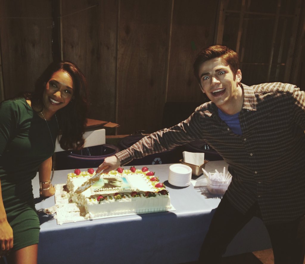 melise____'s tweet image. Dk why I have a pic of you cutting a cake while making this face, but it's damn perfect for a bday post! Hbd, grant!